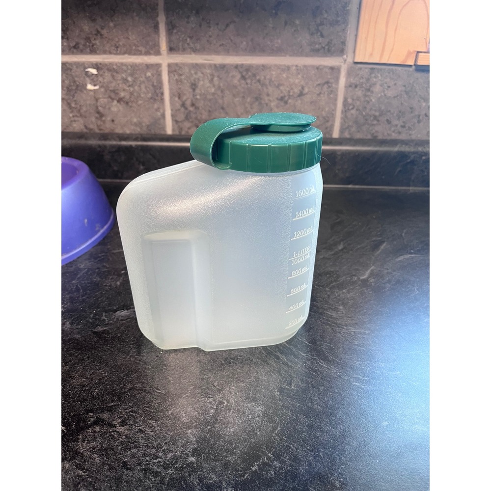 Rubbermaid Measuring Container 1.75 Quart 14 Liters Liquid Dispenser‎ Green Lid